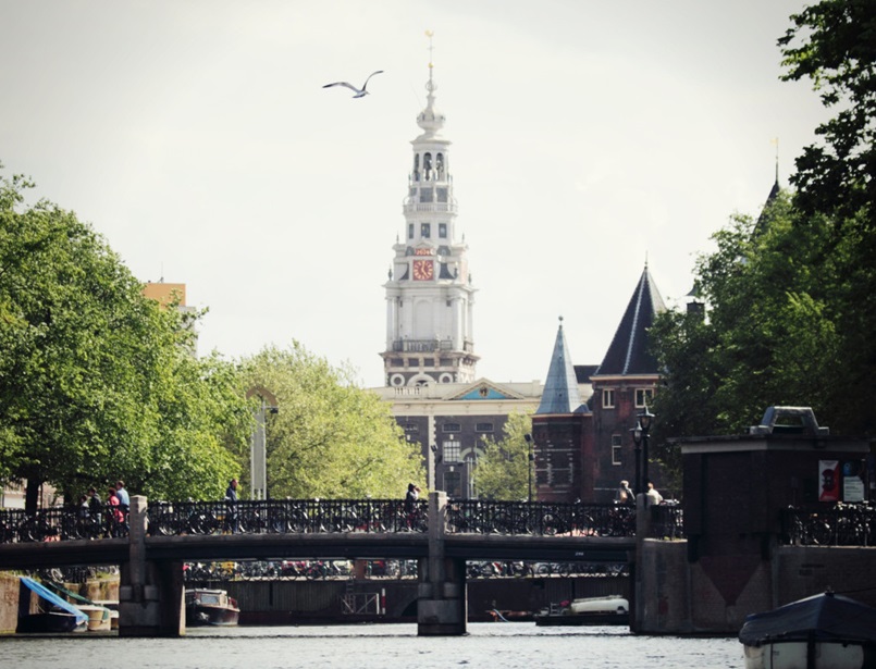 Ausschnitt einer Brücke, einer Kirche und grünen Bäumen