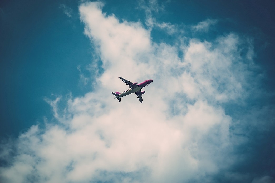 Blauer Himmel mit einem Flugzeug