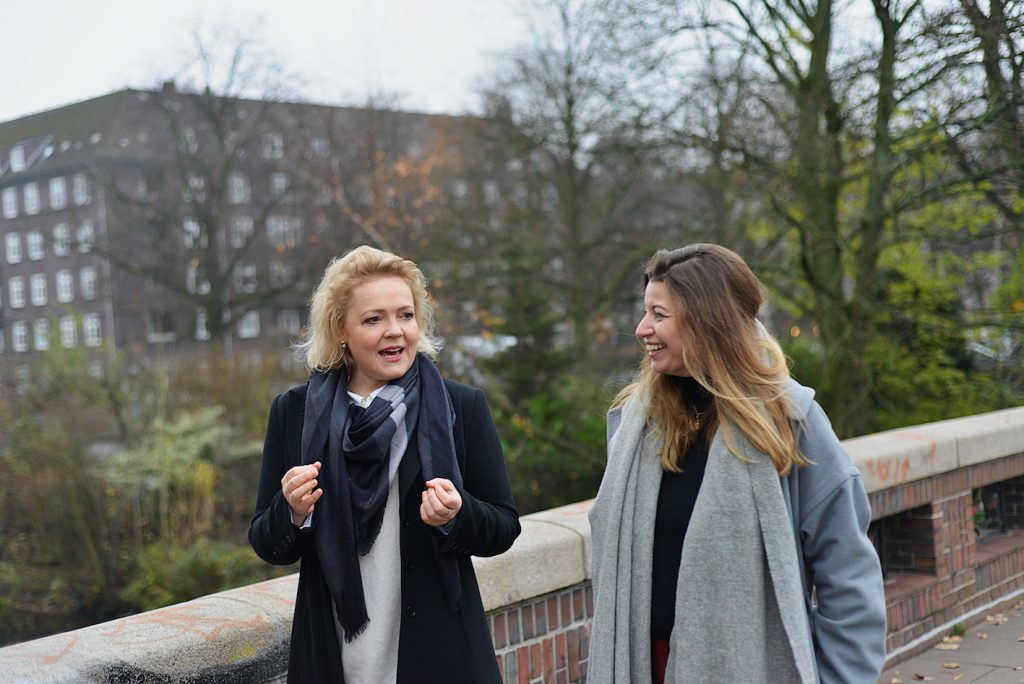 Ragnhild Struss und Nora Vanessa Wohlert beim Spazieren