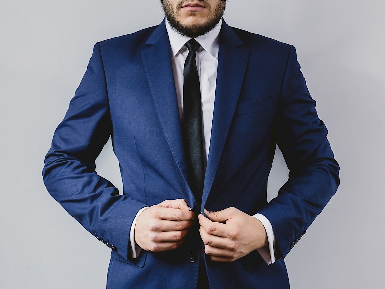 Ausschnitt eines Mannes im blauen Anzug