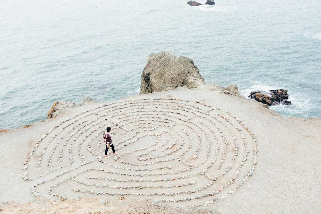 Stein-Labyrinth am Strand