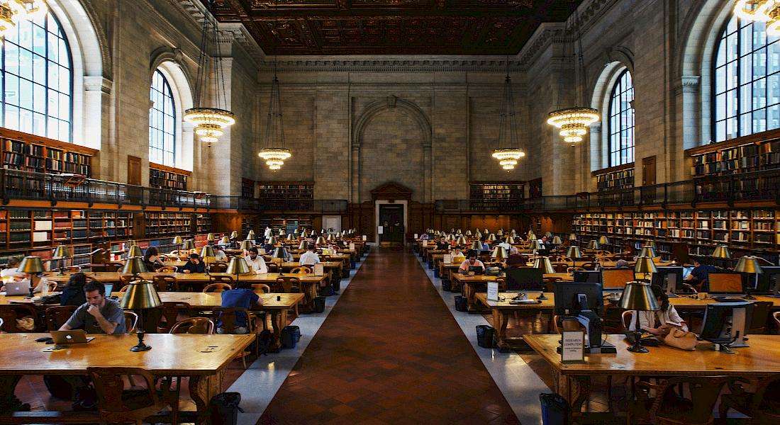 Alte Bibliothek mit Schreibtischen