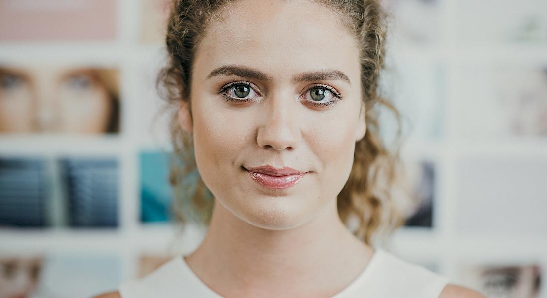 Junge Frau blickt in die Kamera