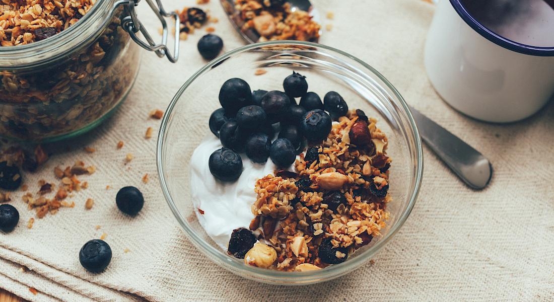 Müslischale mit Joghurt und Beeren