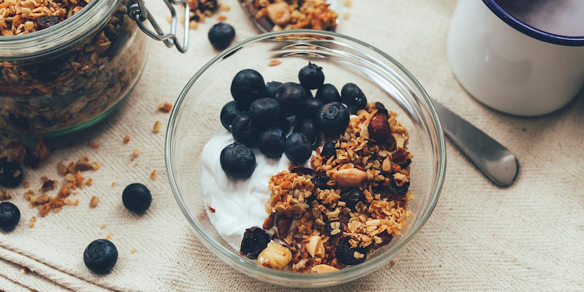 Müslischale mit Joghurt und Beeren