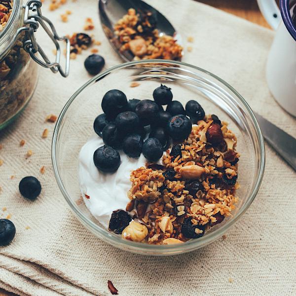 Müslischale mit Joghurt und Beeren